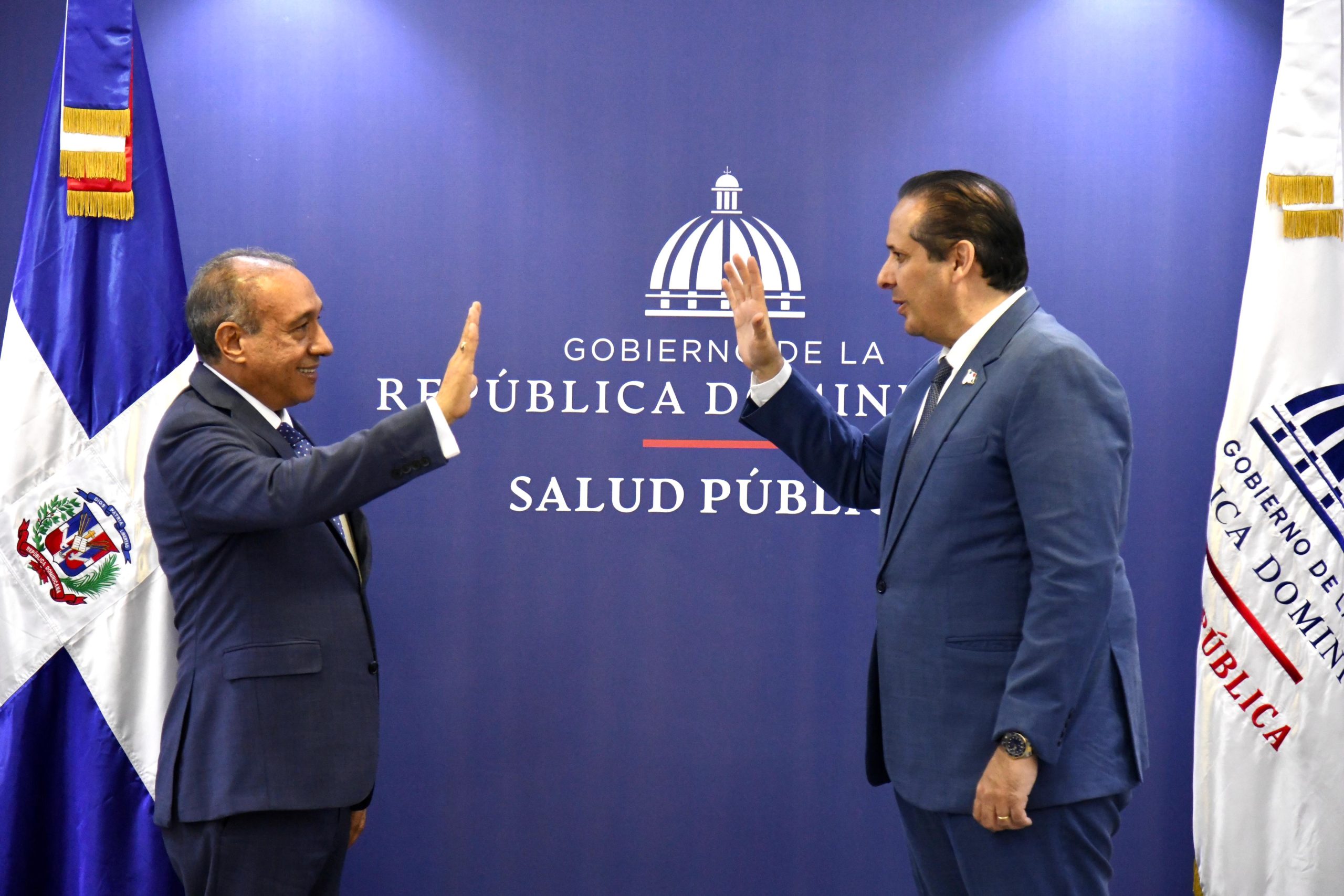 Ministro de Salud juramenta a Demetrio Vicente Ureña nuevo director de Conape