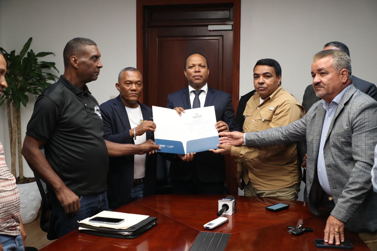 INTRANT entrega licencias de operación al CNTU: un día histórico para el transporte